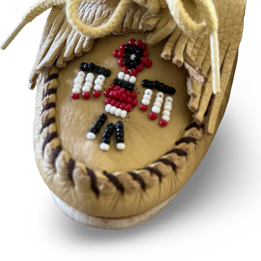 Minnetonka Tan / Beige Smooth Leather Moccasins w/ Beaded Thunderbird Design 7.5 - Picture 2 of 9